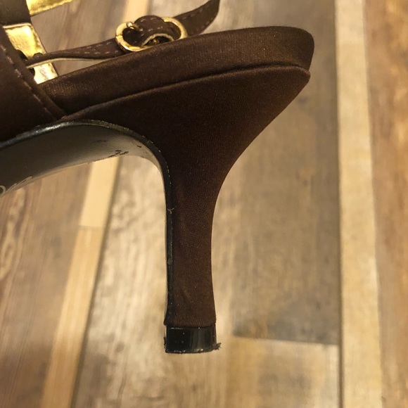 EUC!  Fashion Low Heel w/ brown stone detail. - Picture 8 of 13